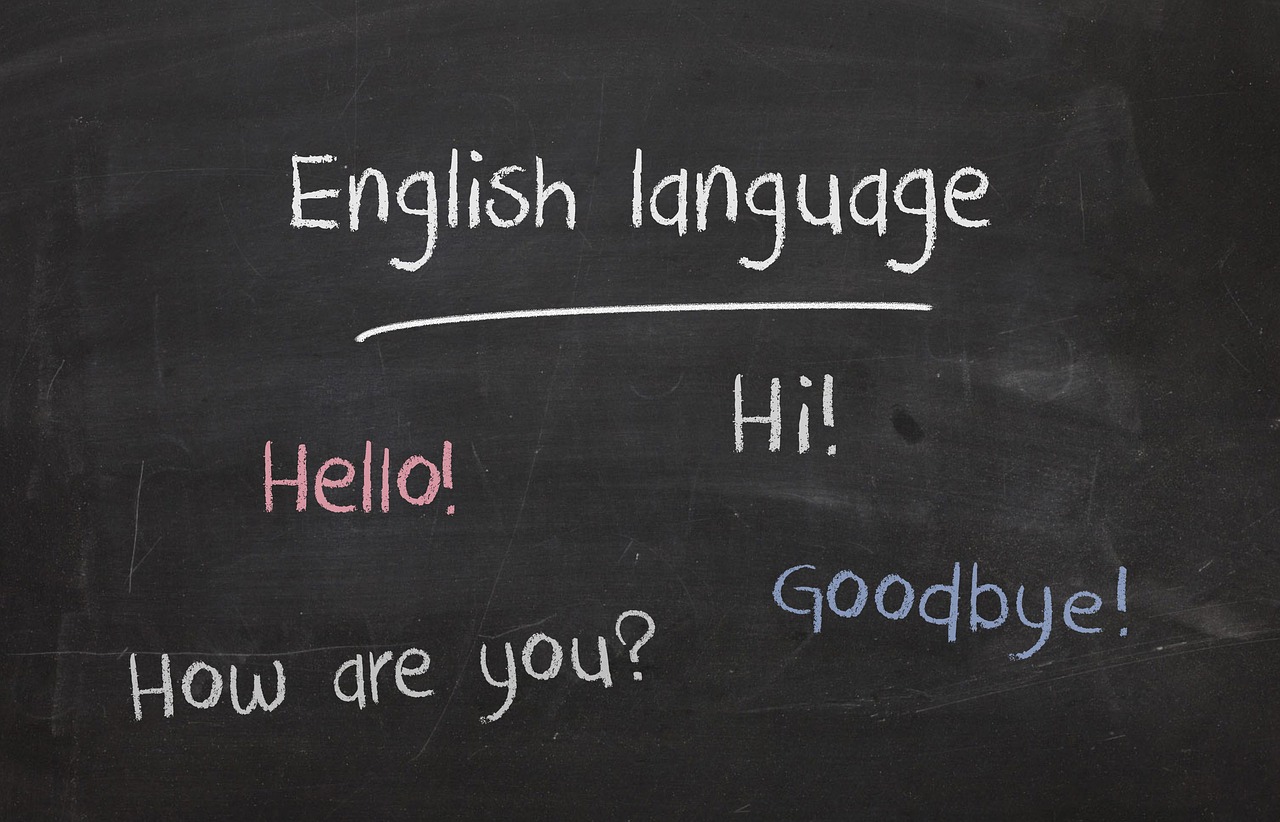 Quadro negro com palavras escritas em inglês, representando uma língua estrangeira