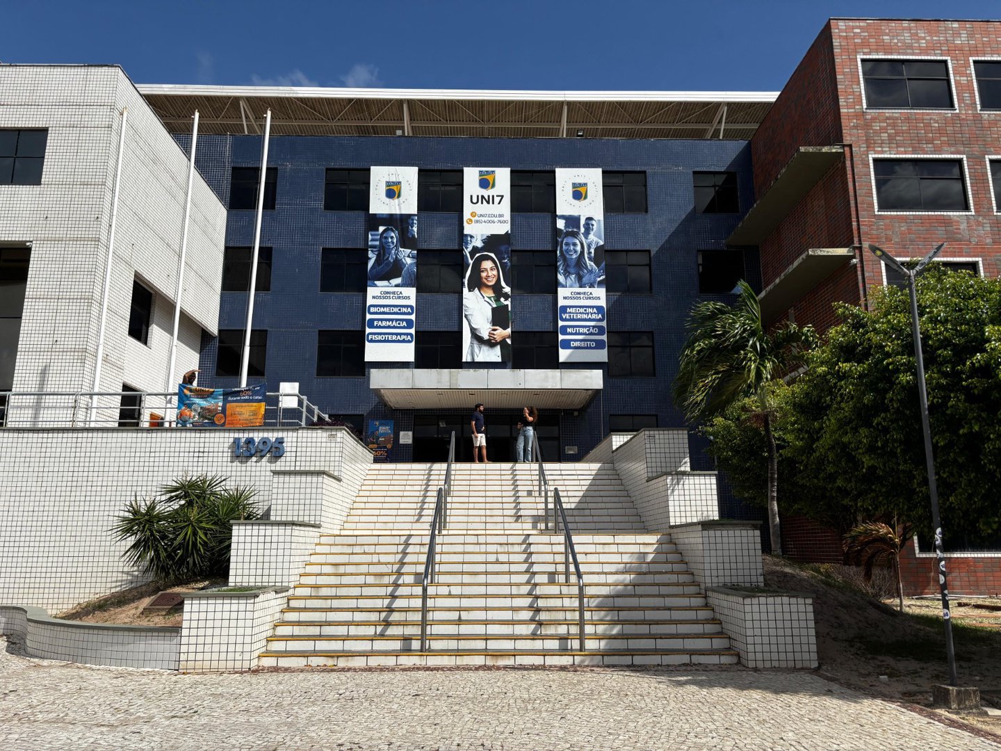 Imagem da fachada da UNI7, mostrando a frente do prédio e escadaria de acesso.